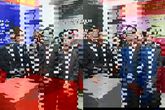 Chủ tịch Quốc hội Trần Thanh Mẫn khảo sát khu vực bỏ phiếu tại phường Hải An, Hải Phòng