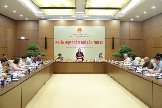 Phiên họp toàn thể lần thứ tư của Ủy ban Công tác đại biểu