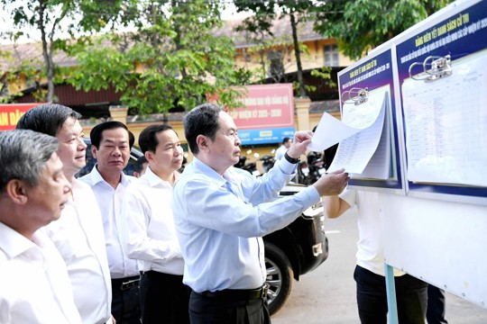 Chủ tịch Quốc hội Trần Thanh Mẫn kiểm tra công tác bầu cử tại Thành phố Cần Thơ