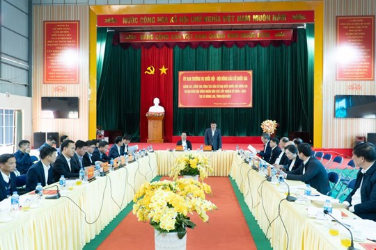 Phó Chủ tịch Quốc hội Vũ Hồng Thanh giám sát, kiểm tra công tác bầu cử tại xã Búng Lao, tỉnh Điện Biên