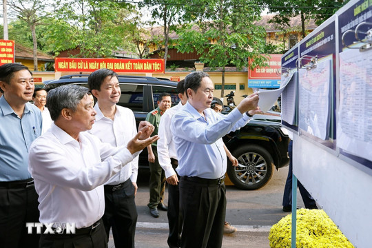 Chủ tịch Quốc hội khảo sát khu vực bỏ phiếu tại phường Ninh Kiều ở Cần Thơ